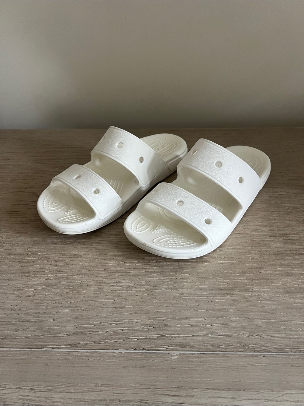 Crocs women’s classic two strap slides white size women 6 men 4